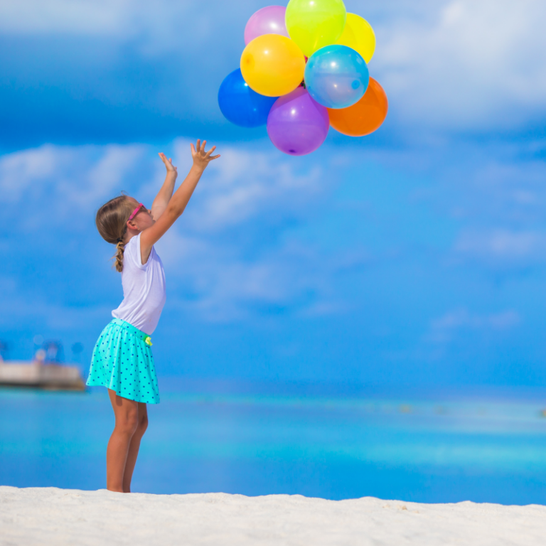 Mädchen lässt Luftballons fliegen